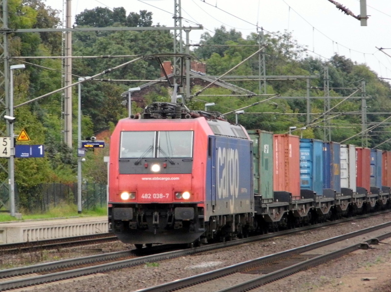 Am 24.09.2014 kam die 482 038-7 von der SBB Cargo aus Richtung Magdeburg nach Niederndodeleben und fuhr weiter in Richtung Braunschweig .
