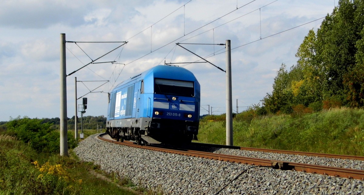 Am 24.09.2015 kam die 253 015-8 von der Press aus Richtung Wittenberge und fuhr weiter in Richtung Stendal .