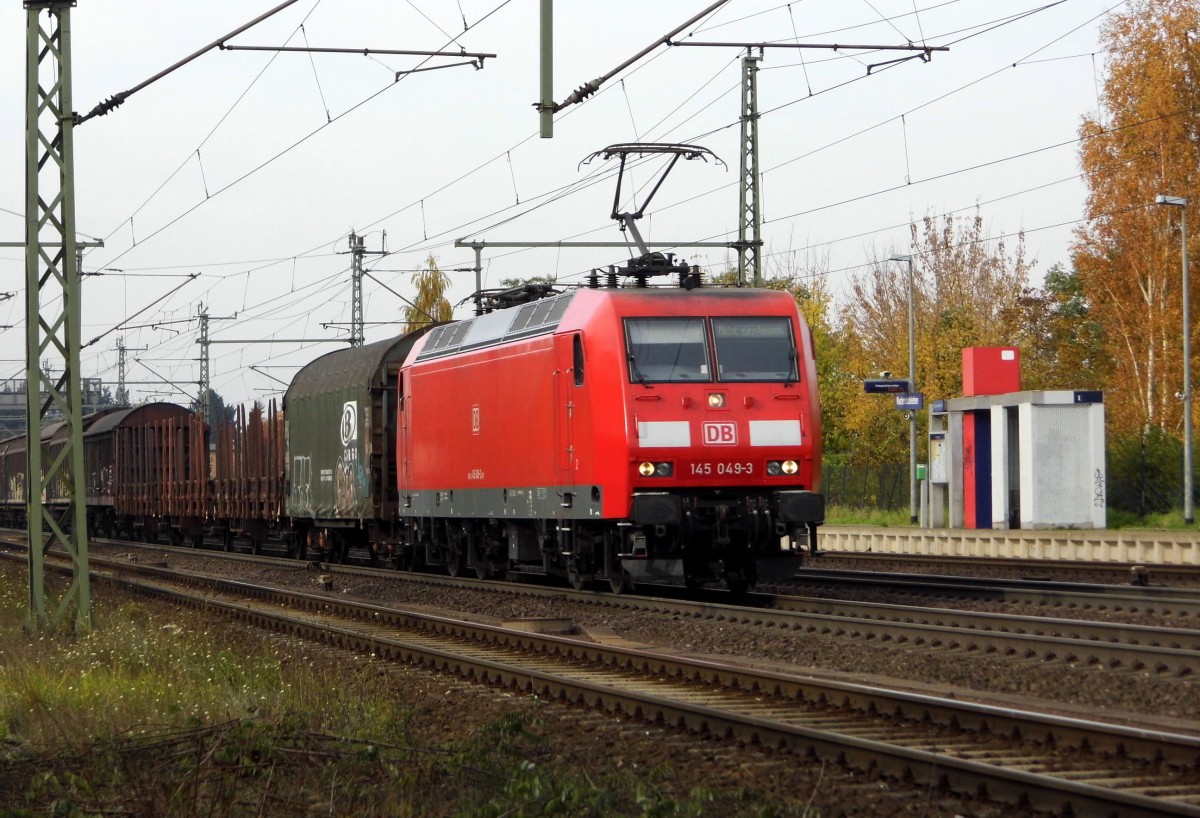 Am 24.10.2015 kam die 145 049-3 von DB Schenker aus Richtung Braunschweig nach Niederndodeleben und fuhr weiter in Richtung Magdeburg .