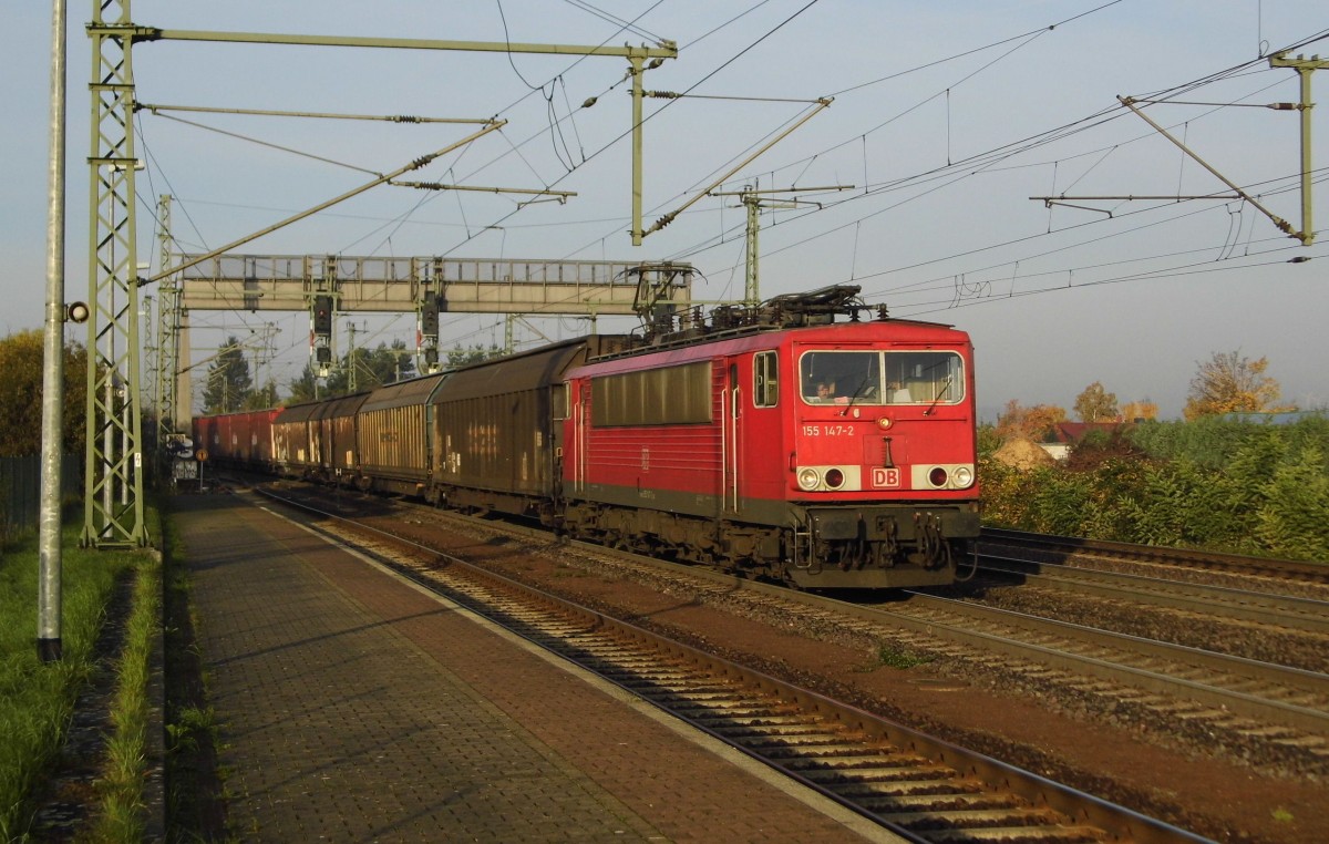 Am 24.10.2015 kam die 155 147-2 von DB Schenker aus Richtung Braunschweig nach Niederndodeleben und fuhr weiter in Richtung Magdeburg .