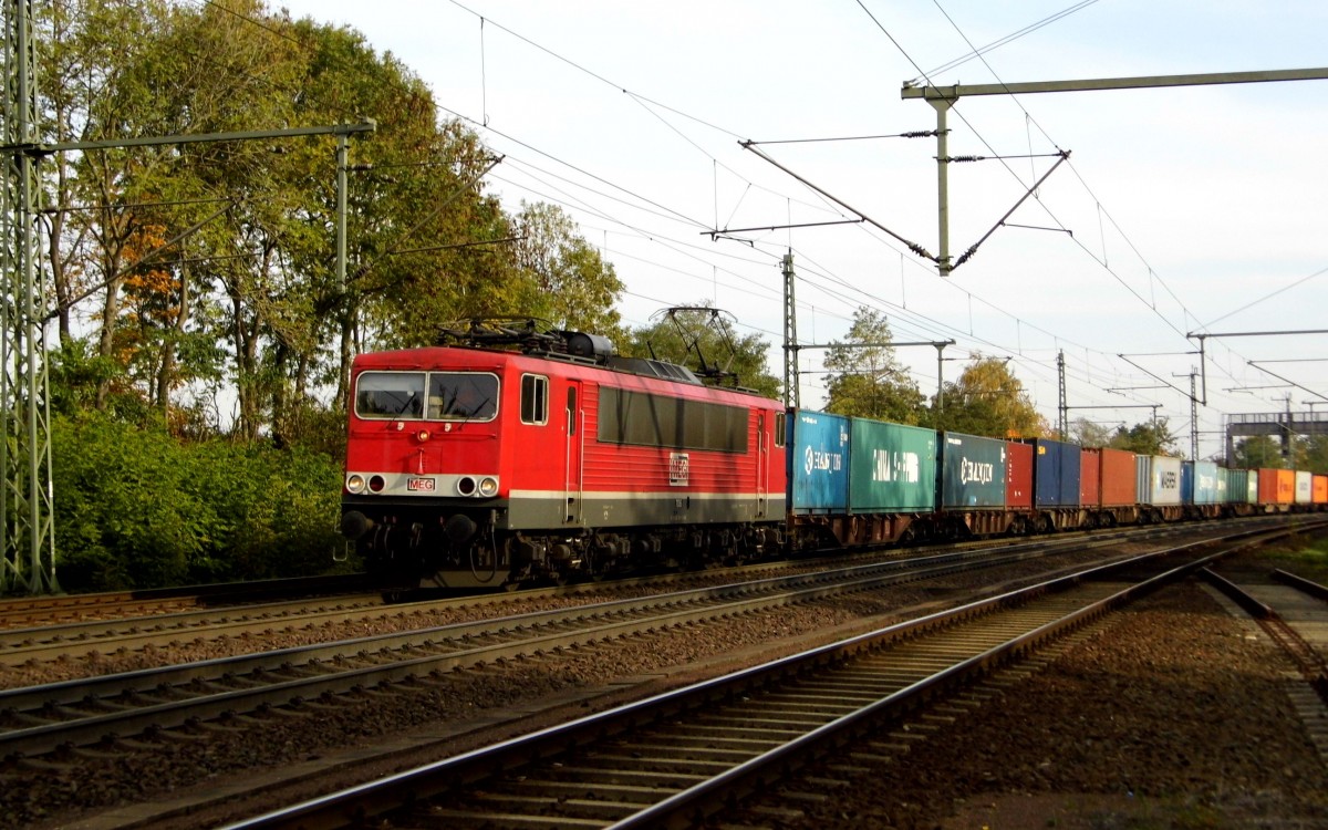 Am 24.10.2015 kam die  MEG 706 (155 119-1) aus Richtung Magdeburg nach Niederndodeleben und fuhr weiter in Richtung Braunschweig .