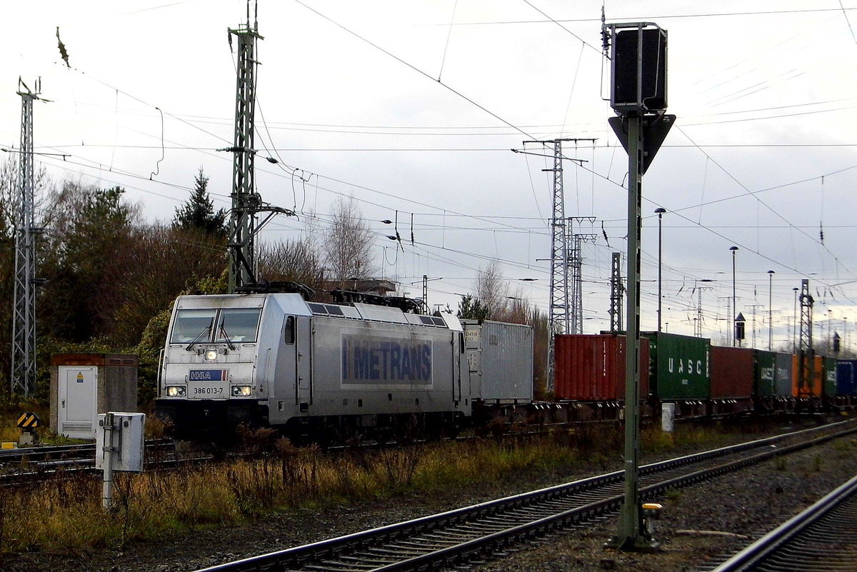 Am 24.11.2017 kam die  386 013-7  von METRANS   aus Richtung Salzwedel nach Stendal und fuhr weiter in Richtung Magdeburg .