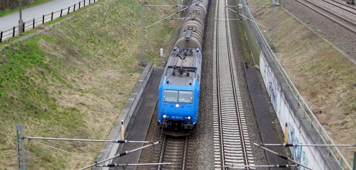 Am 26.03.2015 kam die 185 523-8 von der  Rhein Cargo GmbH & Co. KG, Neuss aus Richtung Stendal und fuhr weiter in Richtung Hannover .