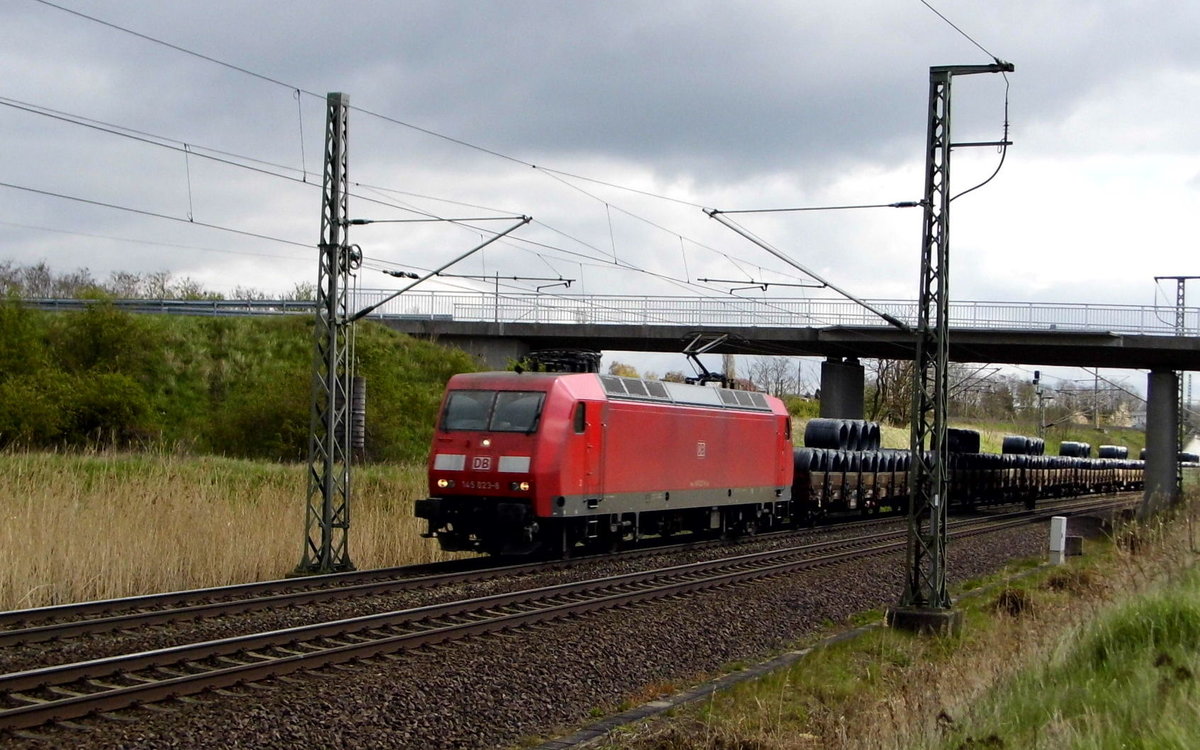 Am 26.04.2016 kam die 145 023-8 von  DB Schenker aus Richtung Stendal und fuhr weiter in Richtung Hannover .