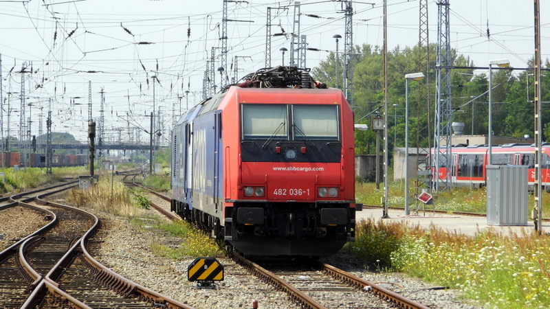 Am 26.07.2014 war die 482 036-1 von der SBB Cargo in Stendal abgestellt.