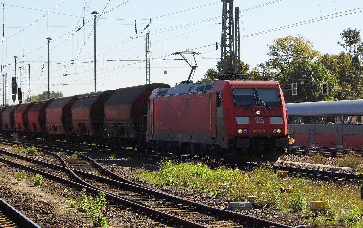 Am 26.08.2016 kam die 185 403-3 von DB Schenker aus Richtung Magdeburg nach Stendal und fuhr weiter in Richtung Wittenberge . 