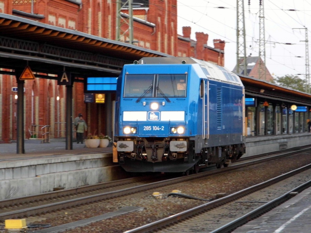 Am 26.10.2015 kam die 285 104-2 von der Press (BTK) aus Richtung Borstel nach Stendal .