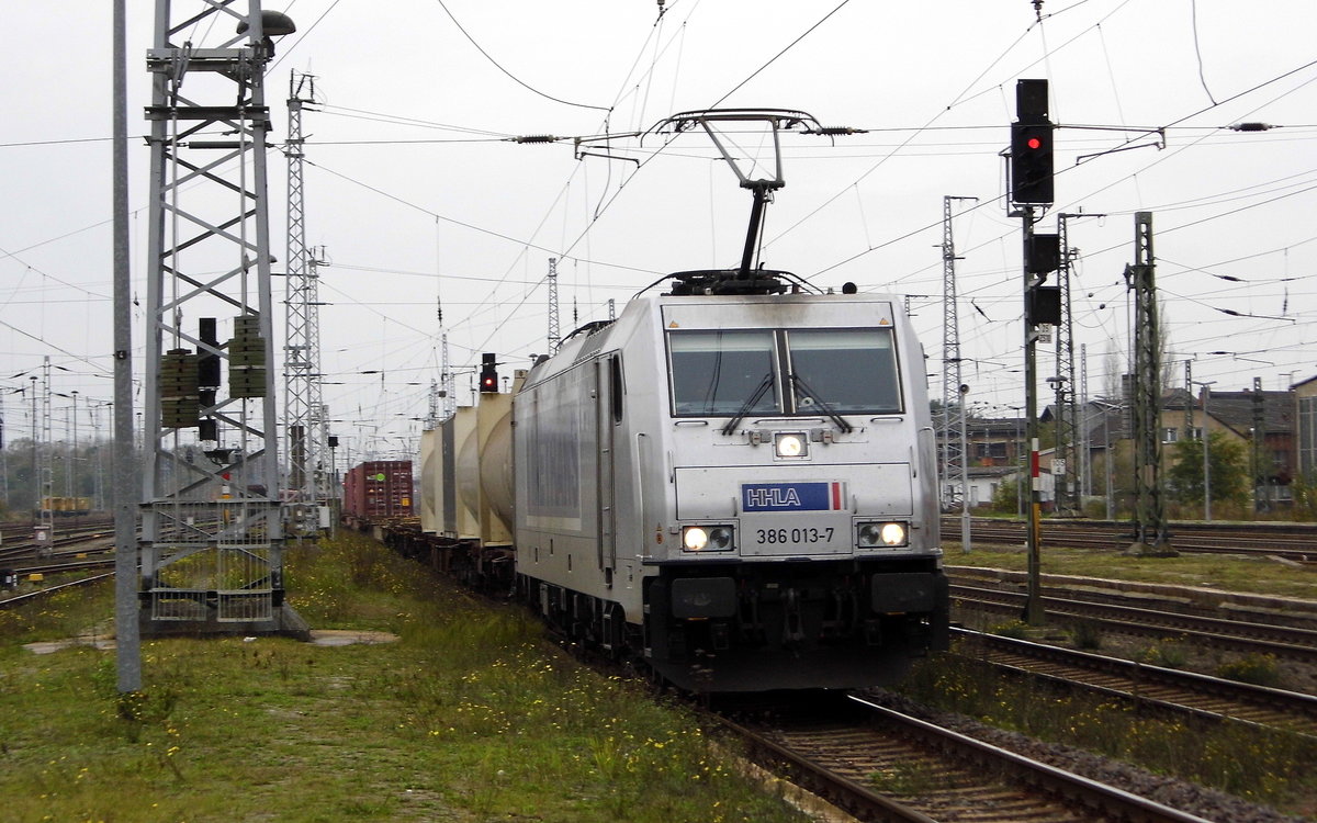 Am 26.10.2017 kam die 386 013-7 von METRANS  aus Richtung Salzwedel nach Stendal und fuhr weiter in Richtung Magdeburg.