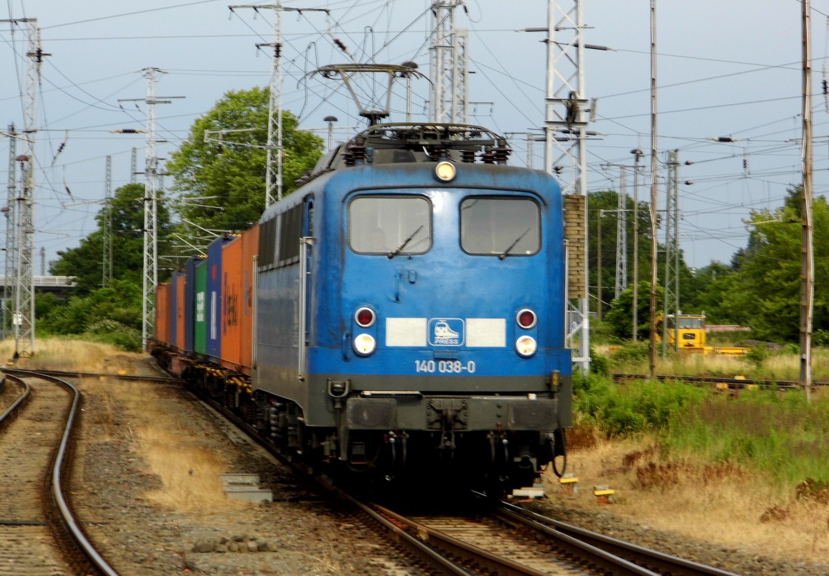 Am 27 .06.2015 kam die 140 038-0 von der METRANS ( Press ) aus Richtung Magdeburg nach Stendal und fuhr weiter in Richtung Salzwedel .