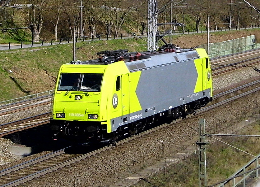Am 27.03.2017 kam die  119 005-6 von der RheinCargo aus Richtung Stendal und fuhr weiter in Richtung Salzwedel.