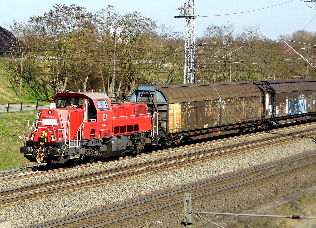 Am 27.03.2017 kam die 261 042-6 von der   DB Cargo Deutschland AG, aus Richtung Stendal und fuhr nach  Niedergörne .