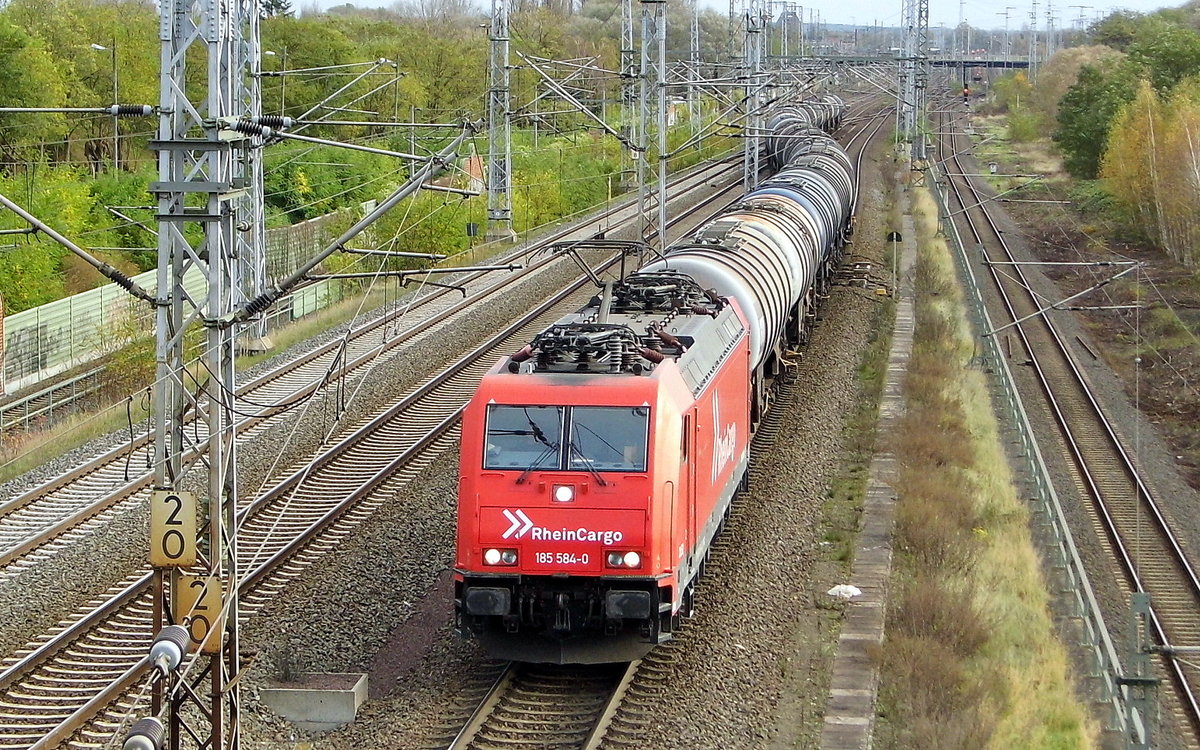 Am 27.10.2017 kam die 185 584-0 von    RheinCargo GmbH & Co. KG,  aus Richtung Stendal und fuhr weiter in Richtung Salzwedel .
