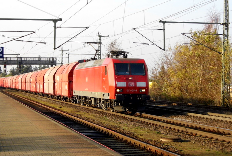 Am 27.11.2014 kam die 145 005-5 von der DB aus Richtung Braunschweig nach Niederndodeleben und fuhr weiter in Richtung Magdeburg .