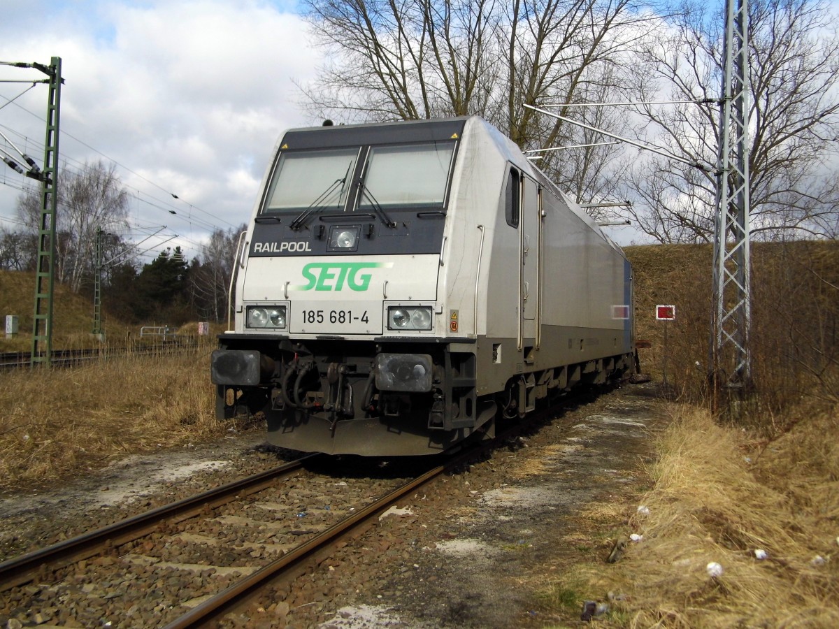 Am 28.02.2015 war die 185 681-4 von der SETG (Railpool) bei Borstel abgestellt . 