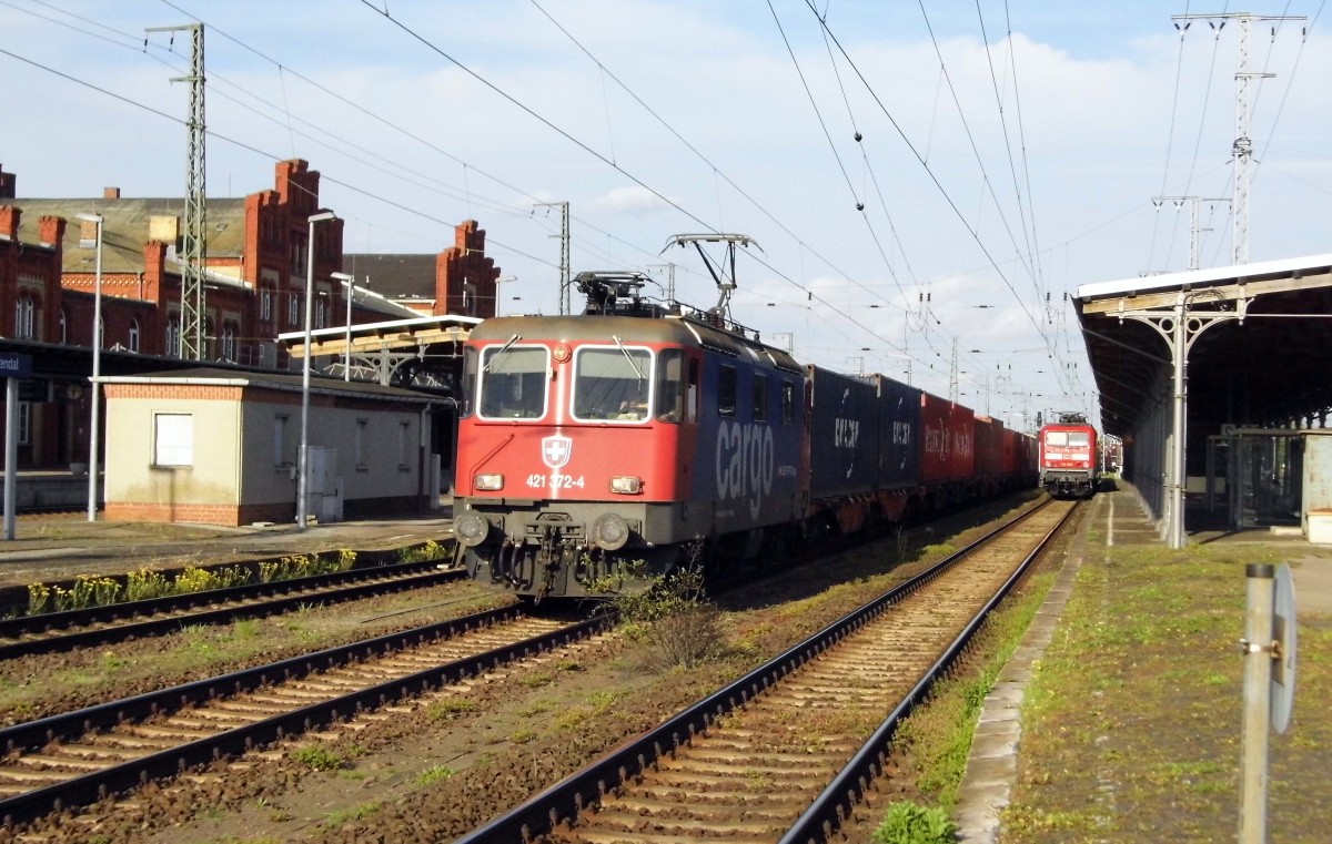 Am 28.04.2015 kam die 421 372-4 von der HSL ( SBB Cargo) aus Richtung Magdeburg nach Stendal und fuhr weiter in Richtung Salzwedel  .