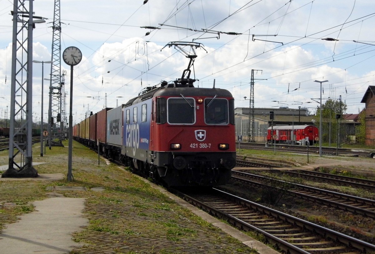Am 28.04.2015 kam die 421 380-7 von der HSL ( SBB Cargo) aus Richtung Salzwedel nach Stendal und fuhr weiter in Richtung Magdeburg .