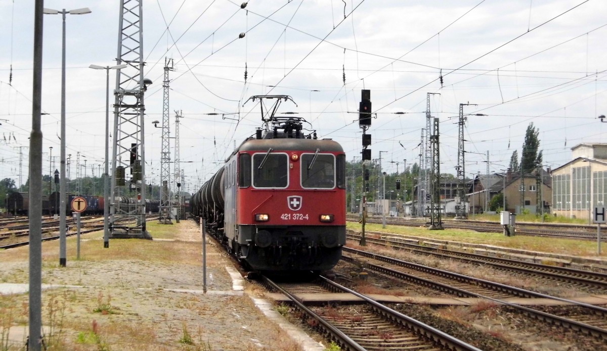 Am 28.05.2015 kam die 421 372-4 von der HSL ( SBB Cargo) aus Richtung Salzwedel nach Stendal und fuhr weiter in Richtung Magdeburg .