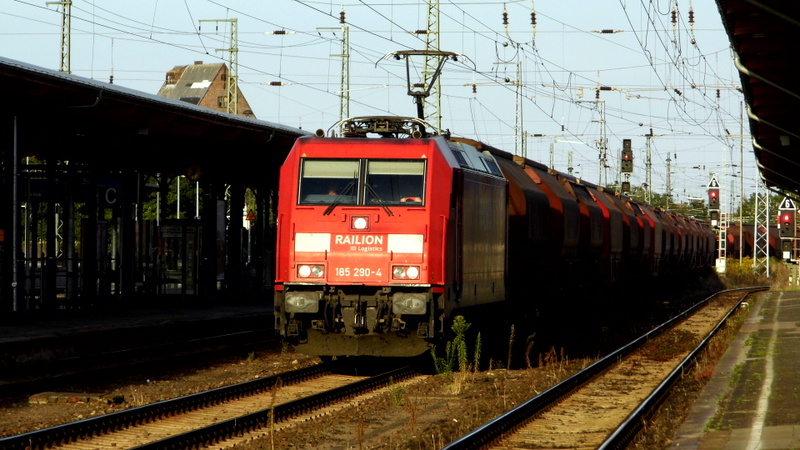 Am 28.08.2014 kam die 185 290-4 von der Raillion   aus Richtung Magdeburg nach Stendal und fuhr weiter in Richtung Wittenberger .  