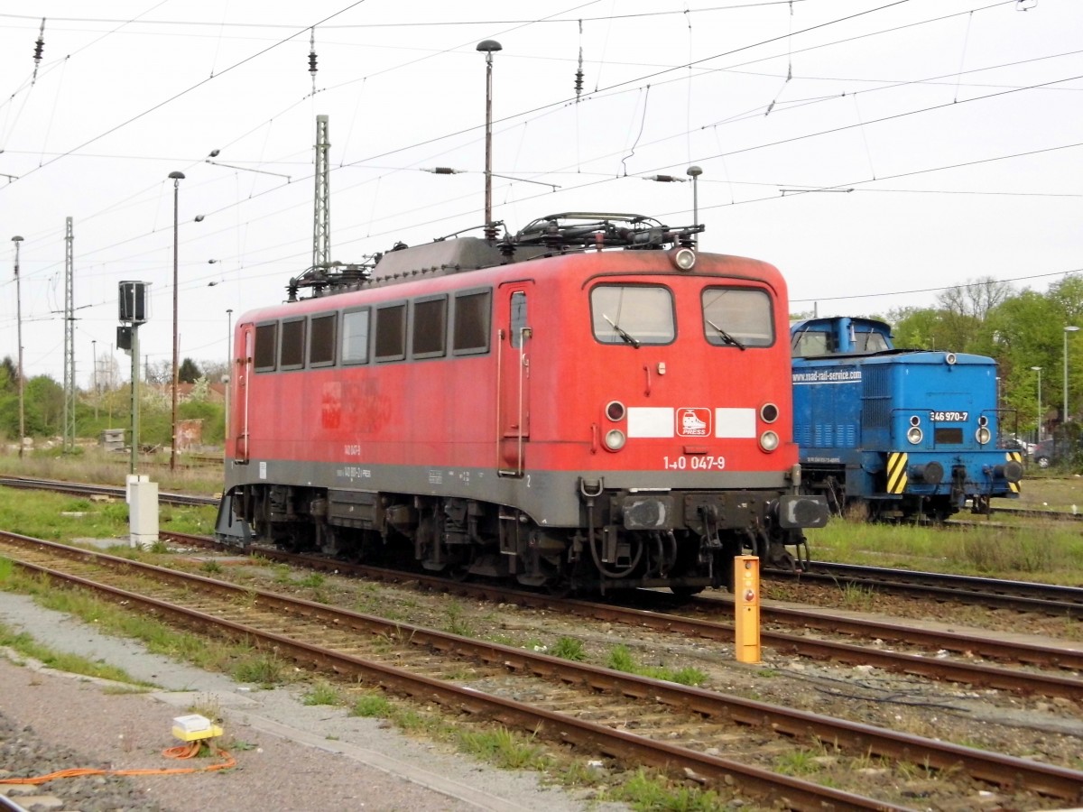 Am 29.04.2015 war die Neue Press 140 047-9 noch in Rot die ex 140 801-2 (RBH 165)in Stendal abgestellt .