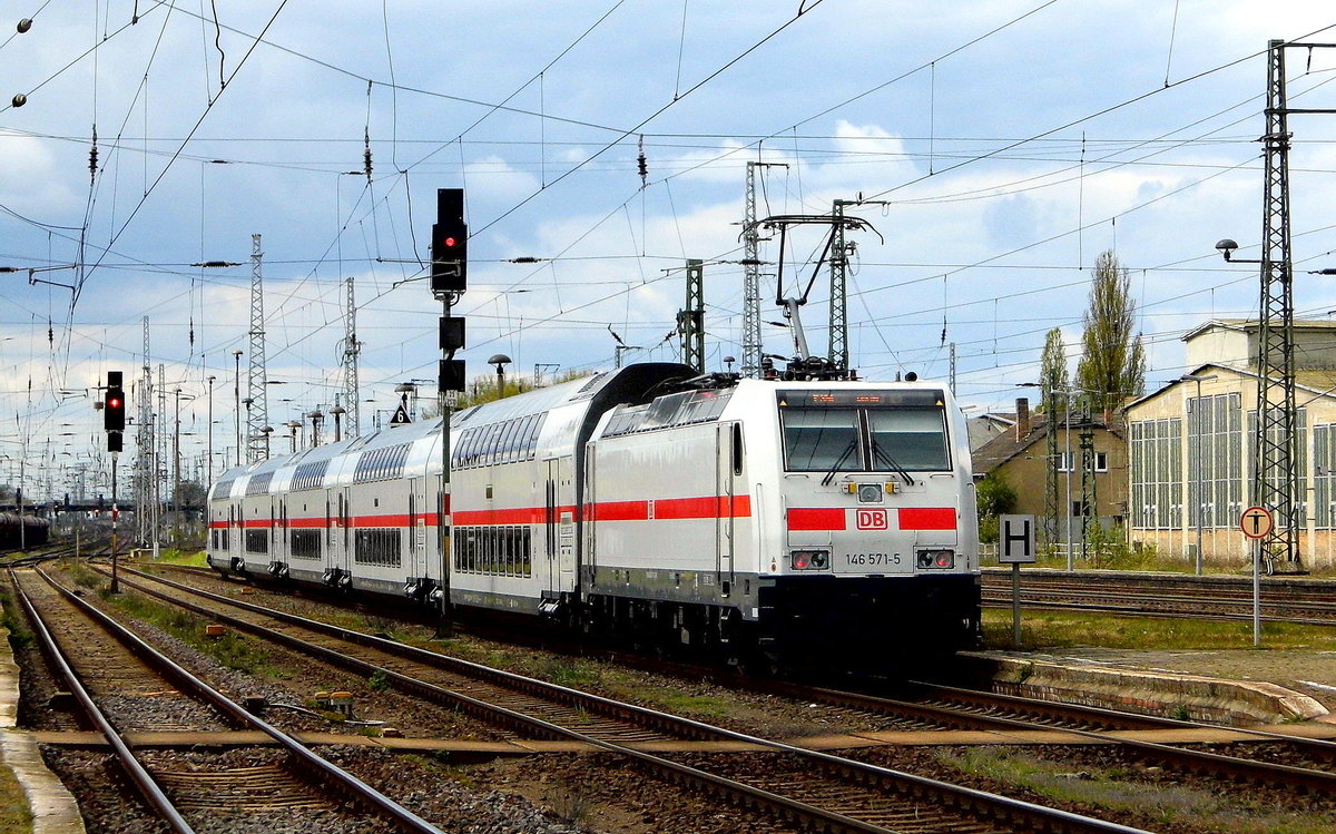 Am 29.04.2017 kam die 146 571-5 von DB Fernverkehr aus Richtung Magdeburg nach Stendal und fuhr weiter in Richtung Braunschweig .