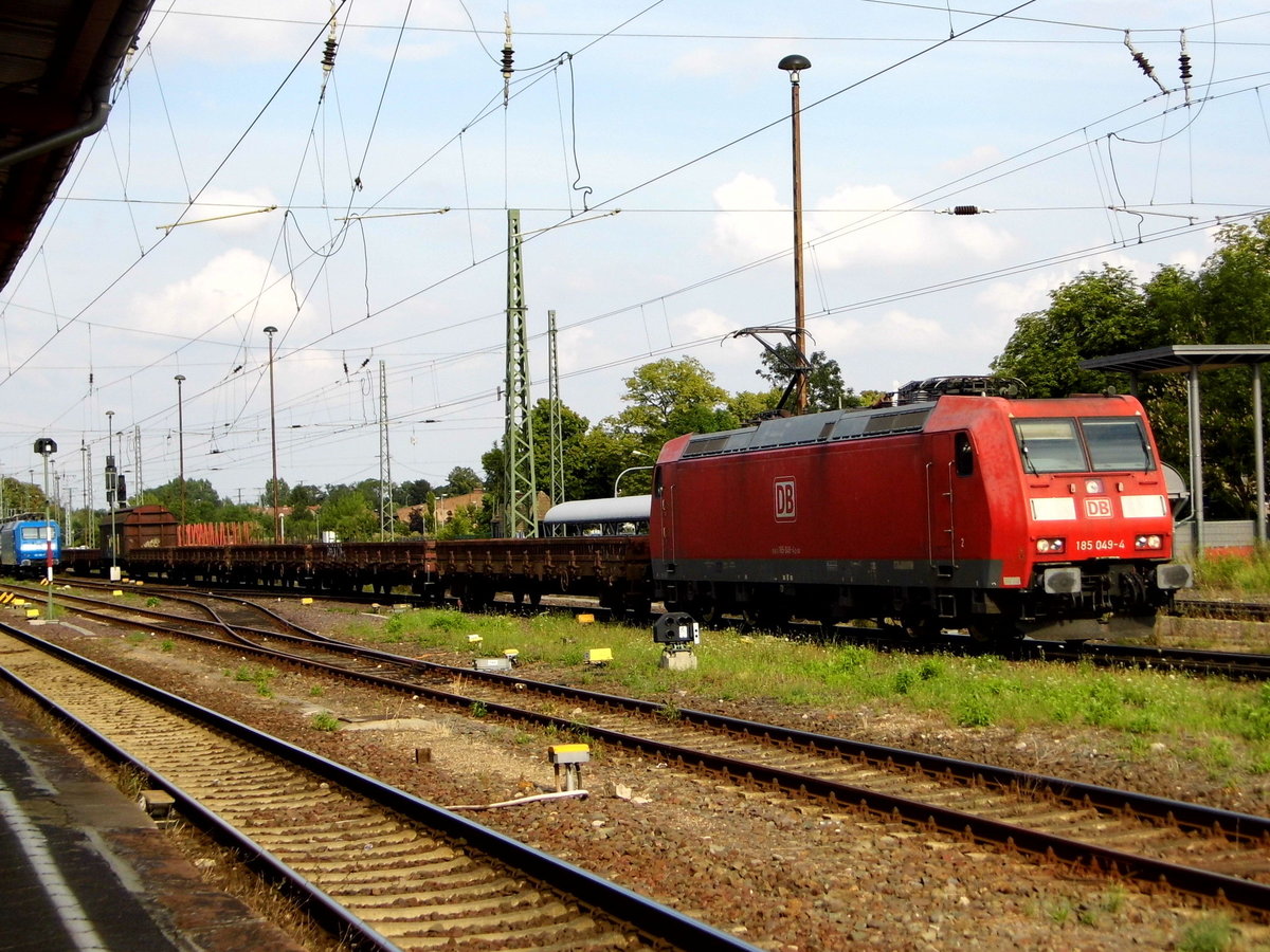 Am 29.07.2016 kam die 185 049-4 von DB Schenker aus Richtung Magdeburg nach Stendal und fuhr weiter in Richtung Hannover .