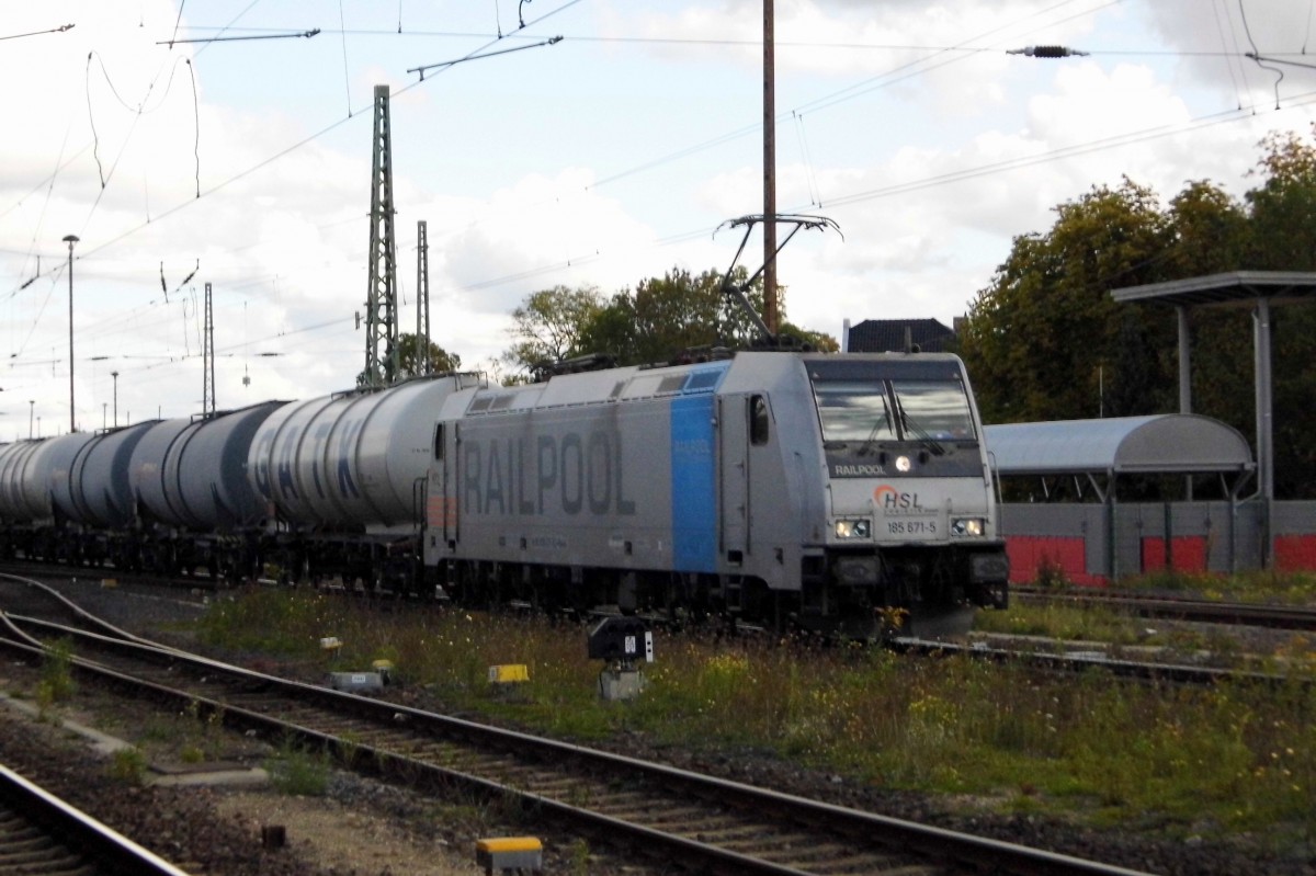 Am 29.09.2015 kam die 185 671-5 von der HSL (Railpool) aus Richtung Magdeburg nach Stendal und fuhr weiter in Richtung Salzwedel.
