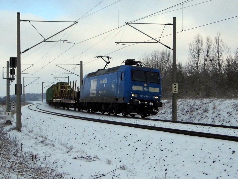 Am 29.12.2014 kam die 145 030-7 von der Press aus Richtung Borstel bei Stendal und fuhr weiter in Richtung Stendal .