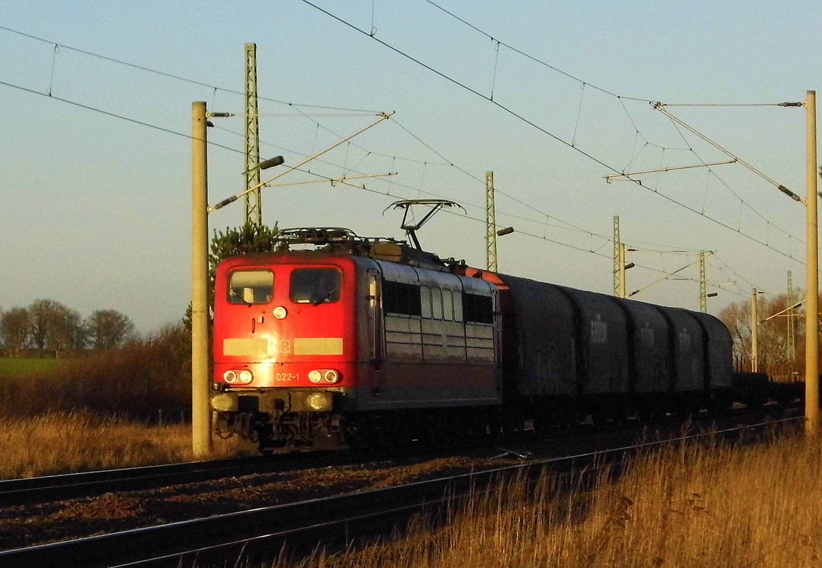 Am 29.12.2016 kam die 151 022-1   aus der Richtung Stendal nach Demker und fuhr weiter in Richtung Magdeburg .