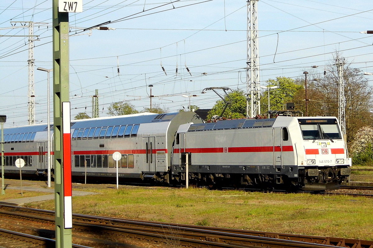 Am 30.04.2017 kam die 146 570-7 von DB Fernverkehr aus Richtung Magdeburg nach Stendal und fuhr weiter in Richtung Braunschweig .