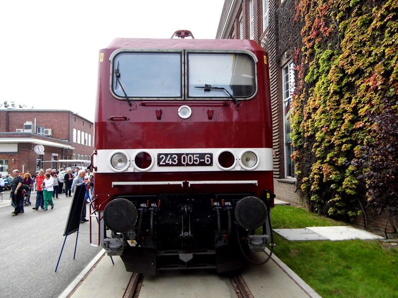 Am 30.08.2014 stand die  240 005-6 im Werk Dessau .