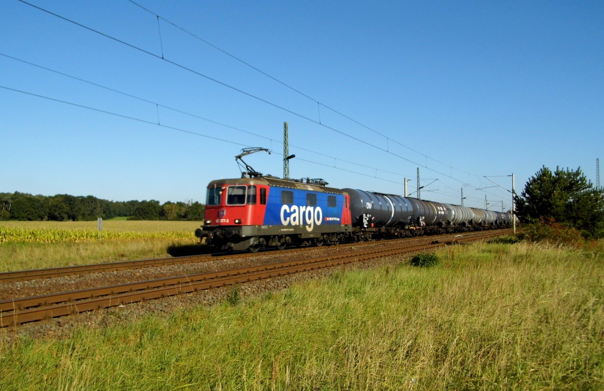 Am 30.09.2015 kam die 421 377-3 von der HSL (SBBCargo) aus der Richtung Stendal nach Demker und fuhr weiter in Richtung  Magdeburg .