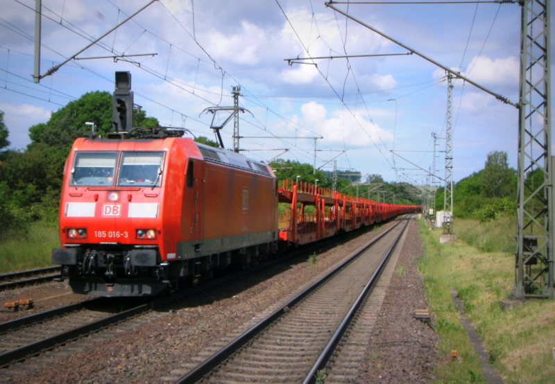 Am 3.06.2014 kam die 185 016-3 von der DB aus der Richtung Helmstedt nach Wefensleben und fuhr weiter in Richtung Magdeburg .