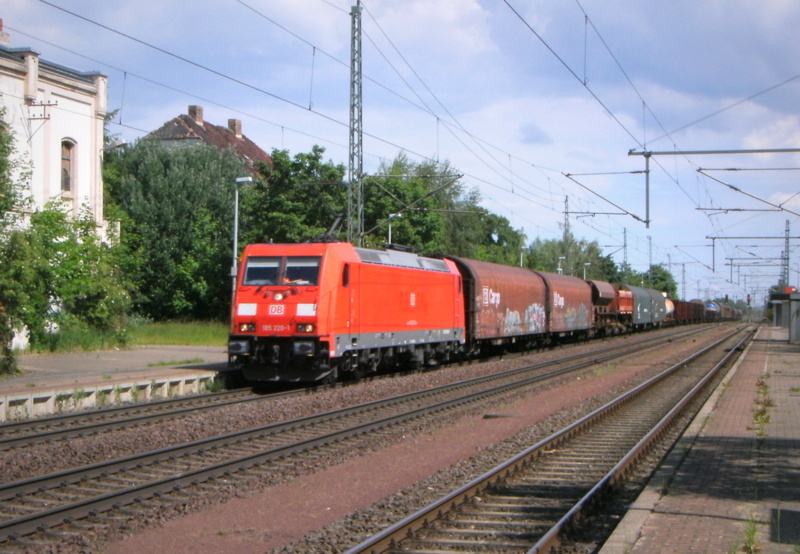 Am 3.06.2014 kam die 185 220-1 von der DB aus der Richtung Magdeburg nach Wefensleben und fuhr weiter in Richtung Helmstedt .