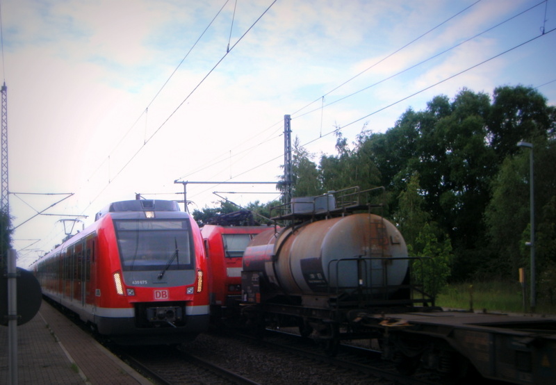 Am 3.06.2014 kam die 430 673 von der DB aus der Richtung Magdeburg nach Wefensleben und fuhr weiter in Richtung Helmstedt .