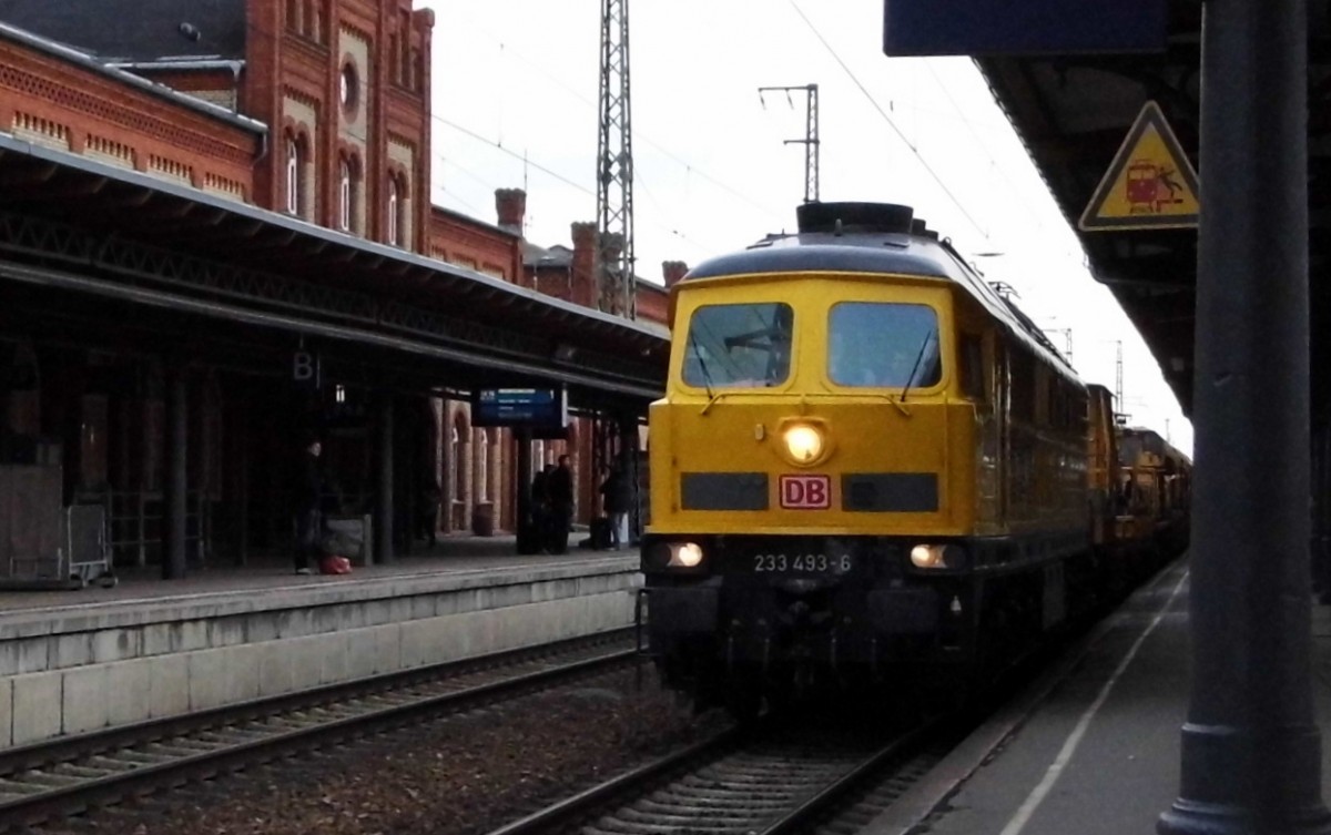 Am 31.01.2016 kam die 233 493-6 von der   Bahnbau Gruppe aus Richtung Berlin nach Stendal   .