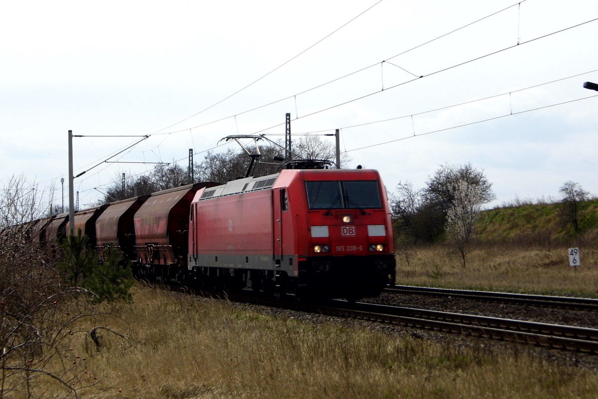 Am 31.03.2016 kam die 185 208-6 von   DB Schenker aus der Richtung Magdeburg nach Demker und fuhr weiter in Richtung Stendal .