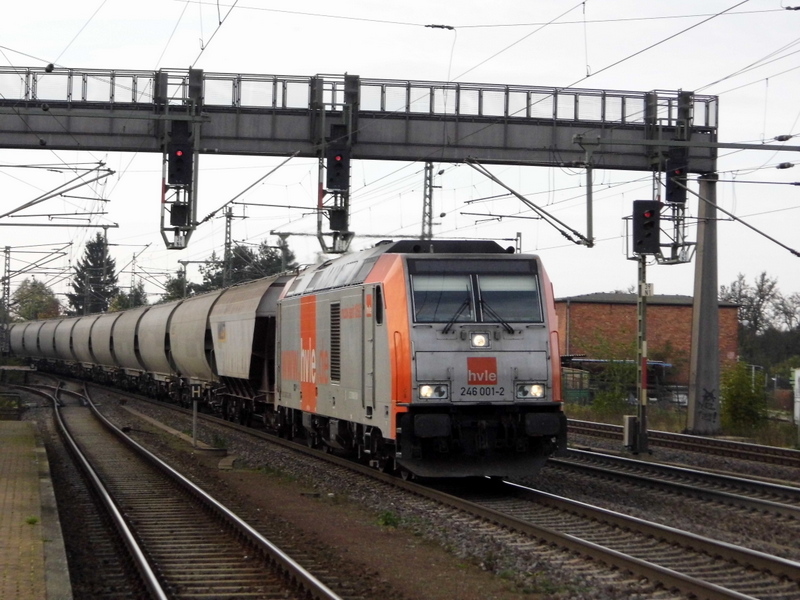 Am 31.10.2014 kam die 246 001-2 von der hvle aus Richtung Braunschweig nach Niederndodeleben und fuhr weiter in Richtung Magdeburg . 