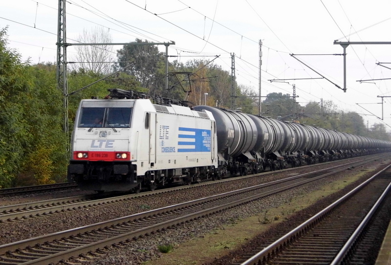 Am 31.10.2014 kam die E 186 238 von der LTE aus Richtung Magdeburg nach Niederndodeleben und fuhr weiter in Richtung Braunschweig . 
