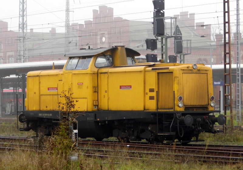 Am 31.10.2014 war die 212 097-0 von der Bahnbau Gruppe   in Stendal abgestellt . 
