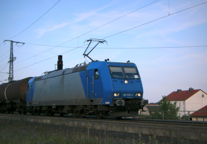 Am 4.06.2014 kam die 185 519-6   aus Richtung Stendal und fuhr nach Salzwedel .