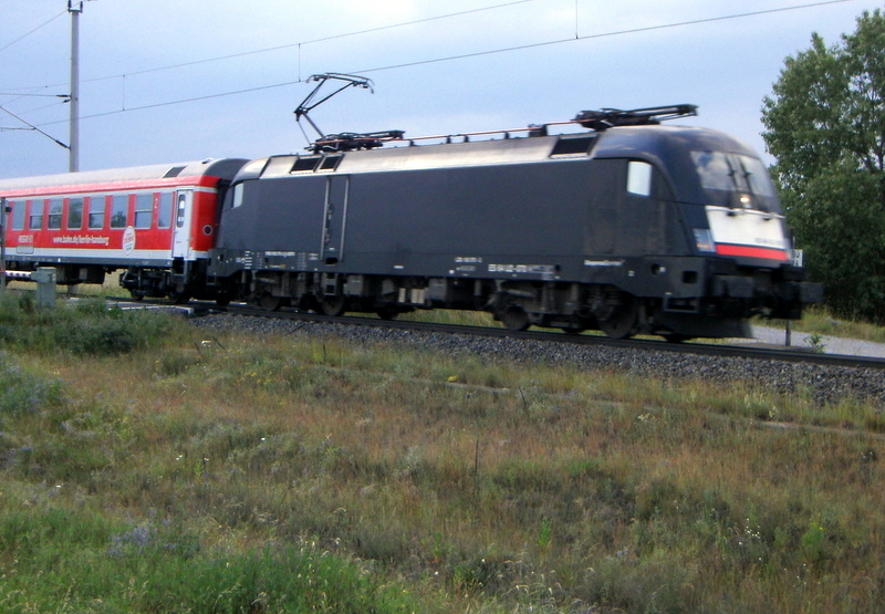 ES 64 U2 - 070 (182 570-2) MRCE Dispolok GmbH für DB Regio AG mit dem IRE  Berlin-Hamburg-Express  (IRE 18597) von Hamburg Hbf nach Berlin Ostbahnhof in Stendal. 11.06.2014