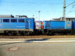 Am 13.10.2018 standen die 140  876-4 und die 345 220-8 von der EGP – Eisenbahngesellschaft Potsdam, im  Hbf  Wittenberge   .