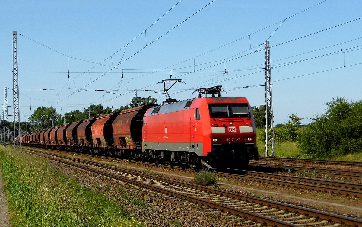  Am 01.06.2017 kam die 152 014-7 von der  DB Cargo Deutschland AG, aus Richtung  Wittenberge nach Borstel und fuhr weiter in Richtung Stendal . 