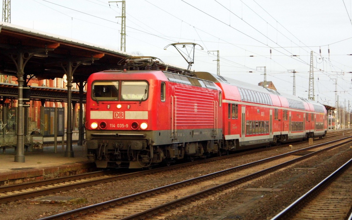  Am 12.12 2015 stand die 114 035-9 von der DB  in Stendal .