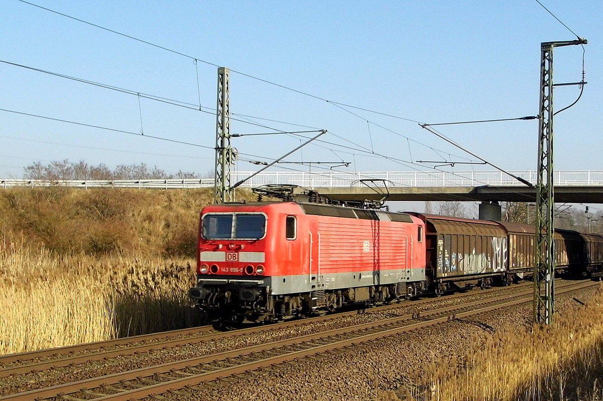  Am 15.02.2017 kam die  143 896-9 von der DB Cargo aus Richtung Stendal und fuhr weiter in Richtung Braunschweig .