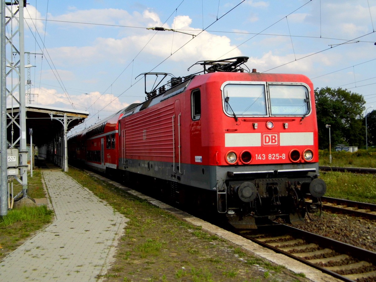  Am 23.08.2015 fuhr die 143 825-8 von der DB aus  Stendal  und weiter in Richtung Salzwedel .
