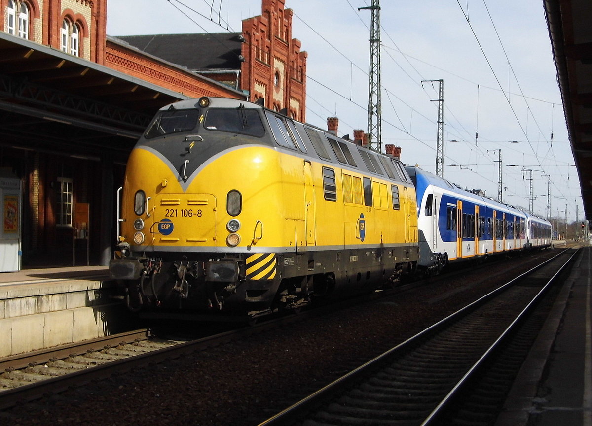  Am 25.03.2017 kamen die 221 106-8 von der EGP und die 4963029-2 und die 4963030-0 von der NS aus Richtung Berlin nach Stendal und fuhr weiter in Richtung Braunschweig .