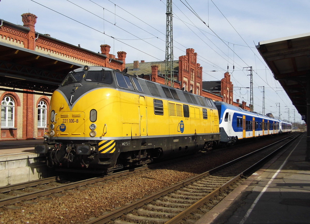  Am 25.03.2017 kamen die 221 106-8 von der EGP und die 4963029-2 und die 4963030-0 von der NS aus Richtung Berlin nach Stendal und fuhr weiter in Richtung Braunschweig .
