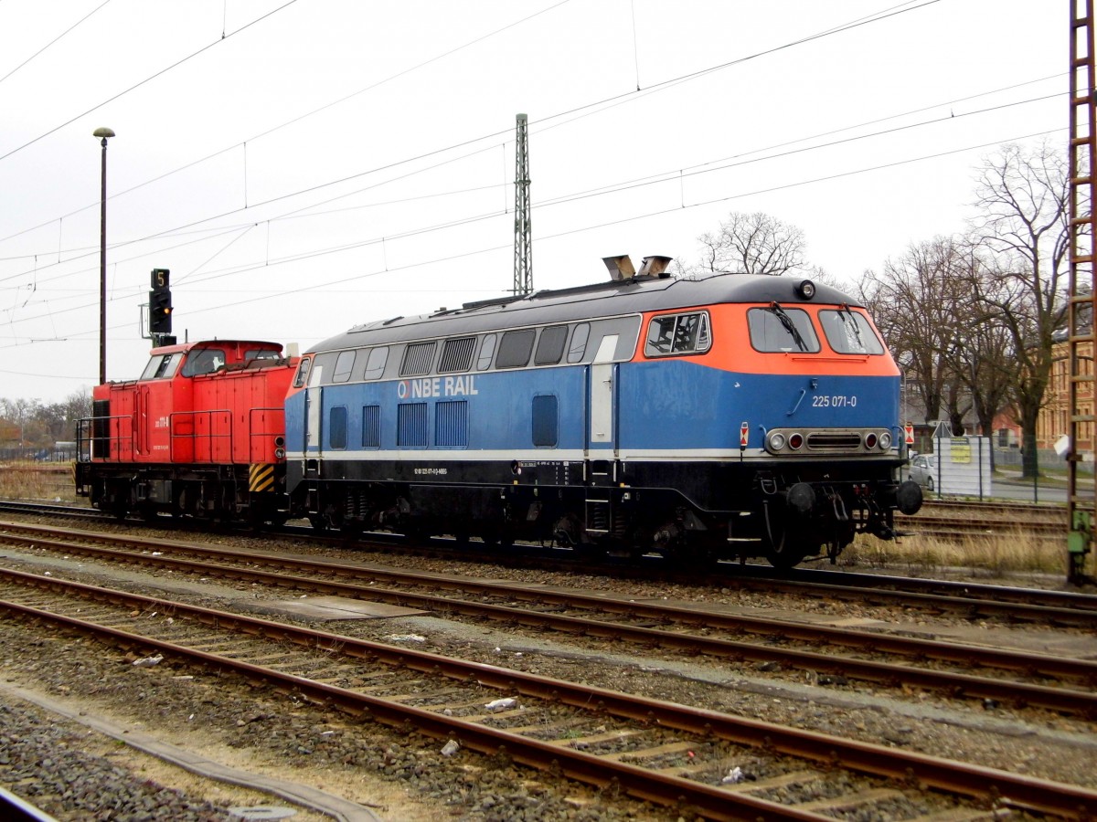  18.03.2016 fuhren die  203 111-0 von der EBM und die 225 071-0 von der NBEG   von Stendal in Richtung Magdeburg .