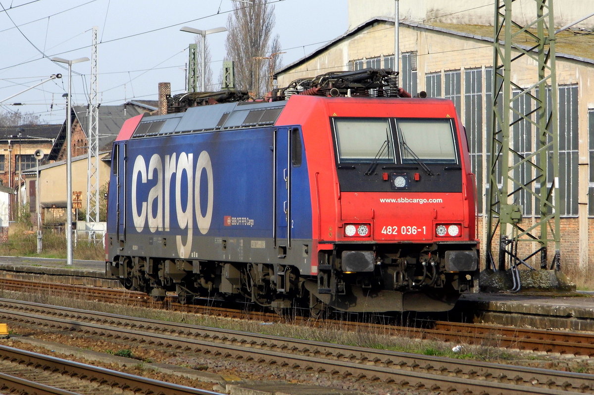 Am 01.04.2017 war die 482 036-1 von der HSL Logistik (SBB Cargo) in Stendal abgestellt.